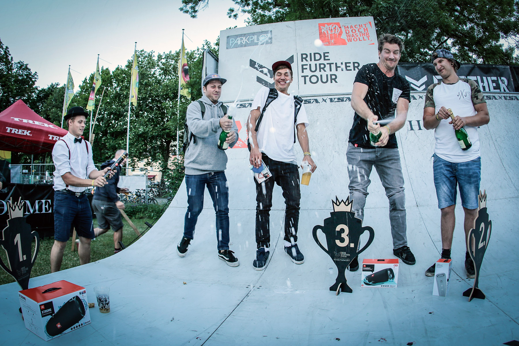 Die Gewinner des 2. Laufs der Ride Further Tour 2017 auf dem Modular Festival in Augsburg sind (v.l.n.r.): Sergio Layos (1.), Adrian Malmberg (4.), JB Peytavit (3.) und Jonas Lindermair (2.)