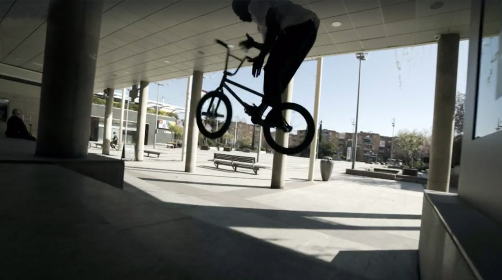 In der zweiten Folge der "Lined Up"-Videoserie von Red Bull haut Courage Adams eine 90sekündige Megaline auf den Straßen von Madrid raus.