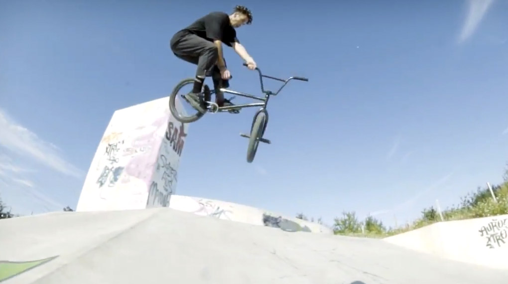 Justin Rudd hat an einem sonnigen Nachmittag im Skatepark von Mannheim-Schönau ein paar heiße Clips für den kunstform BMX Shop gefilmt.