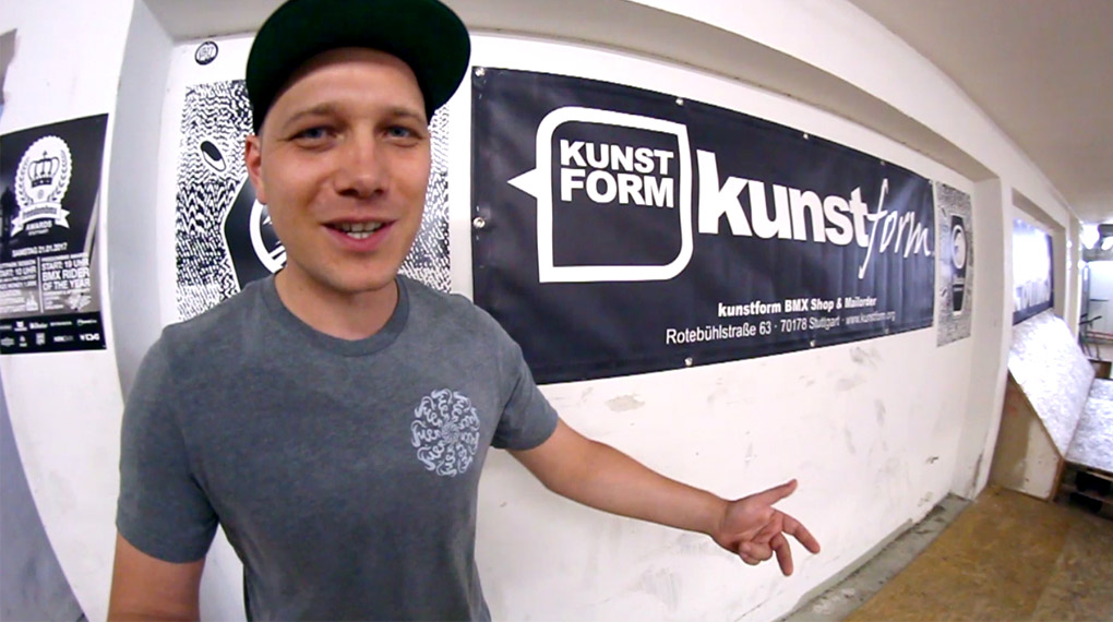 Daniel Fuhrmann nimmt uns mit auf eine Führung durch den Verkaufsraum, die Werkstatt, das Büro und die Lagerräume des kunstform BMX Shops in Stuttgart.