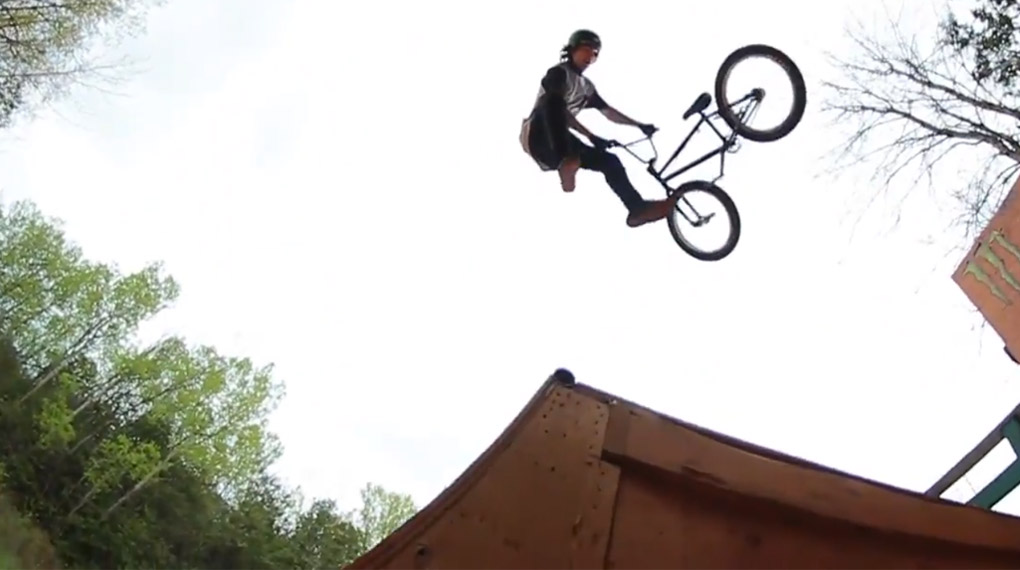 Mike Varga zerlegt den imposanten Rampenset-up in seinem Garten mit einer Mischung aus wagemutigen Flugeinlagen und komplexen Liptricks. Wild!