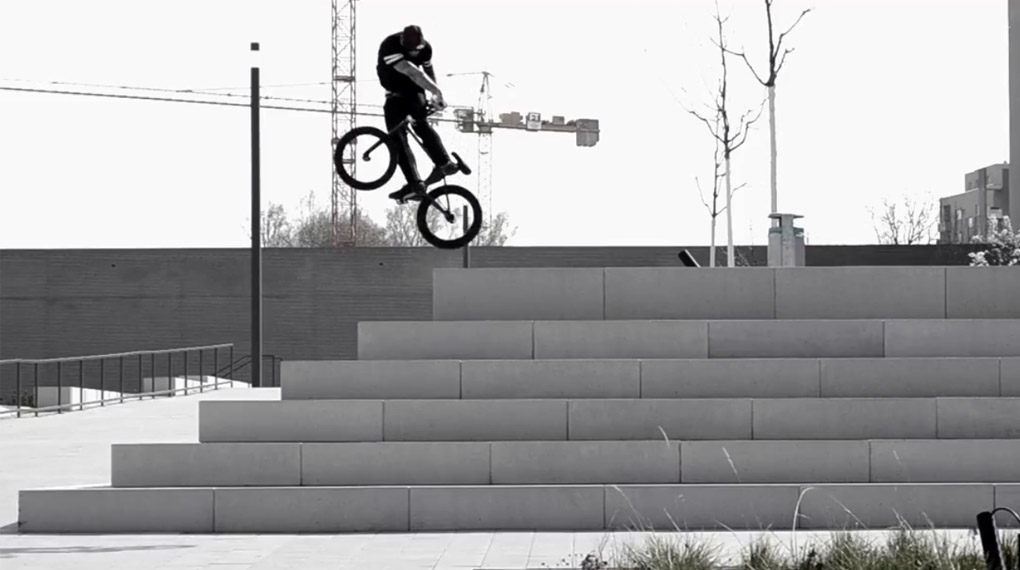 Street hart und Flatrailsession noch härter: In diesen beiden Videos zerlegt Stephan Götz die Straßen von Regensburg und ein Subrosa Street Rail.