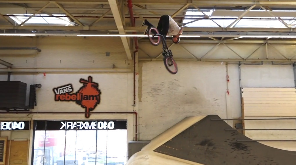 Heet, heet, heet! Tom van den Boogard zerlegt für die "Power Hour"-Serie von Vital den 040 BMX Park in Eindhoven in nur einer Stunde in seine Einzelteile.