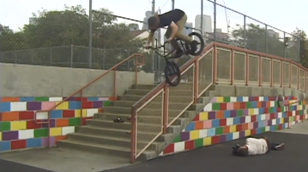 Ty Morrow hat das TripTape nicht nur produziert, sondern dafür auch einen Knallerpart inklusive 360 über den Zaun der Hollywood High abgeliefert. Savage!