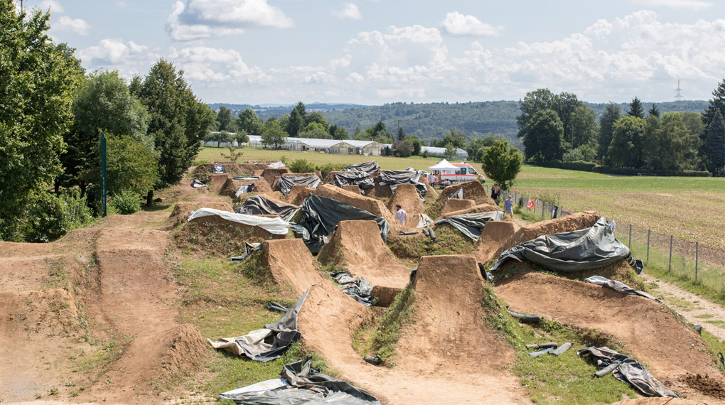Hier wird noch motiviert geschaufelt: Wir haben die Ergebnisse und ein paar Fotos von der "Barons of Trails"-Tour an den Aichwaldtrails für euch.