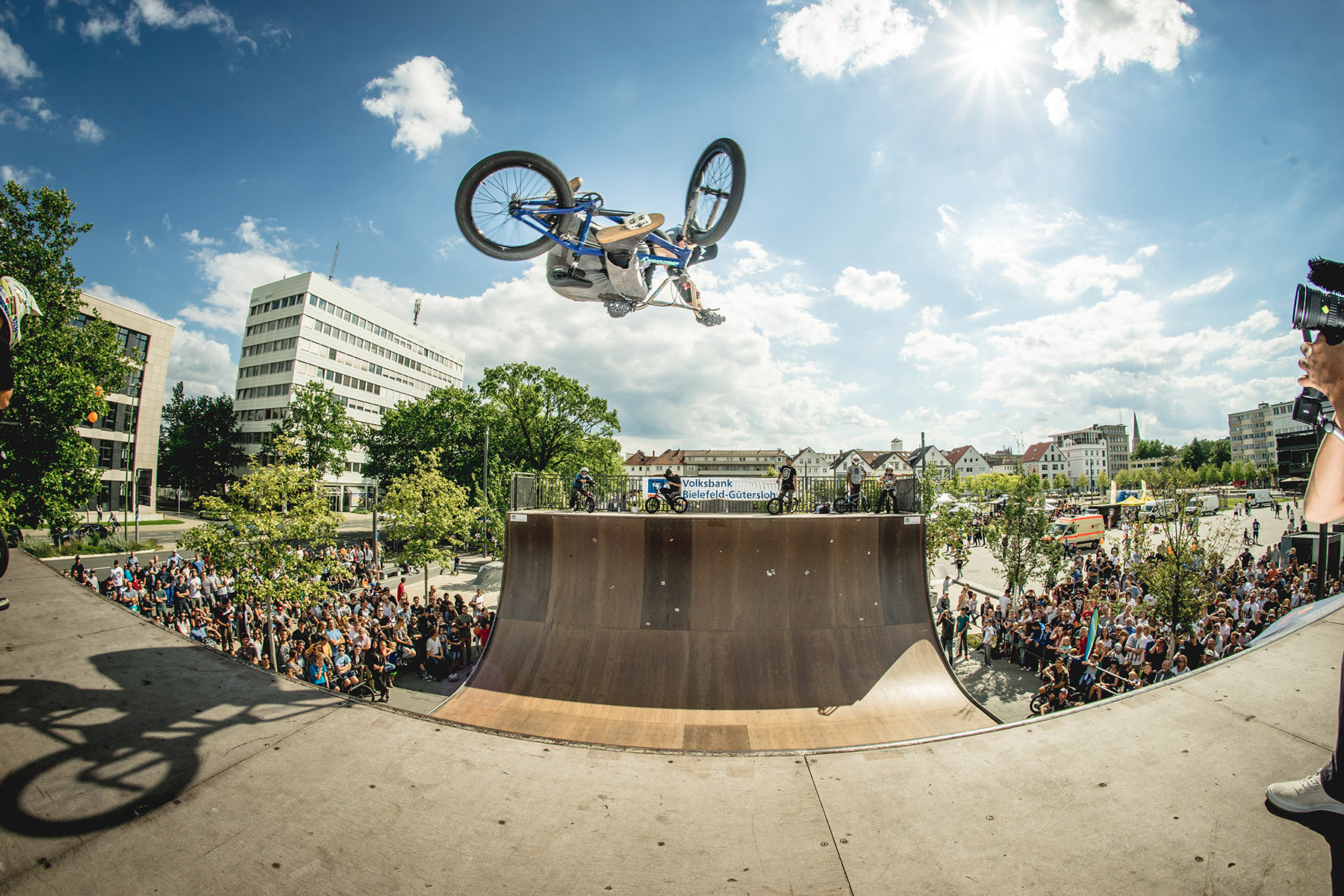 Benni Kopp organisiert seit über einem Jahrzehnt mit dem Bielefeld City Jam Jahr für Jahr einen der größten und wichtigsten Contests Deutschlands, steht am Samstagabend auf der Afterparty immer bis in die Puppen an den Plattentellern und geht am nächsten Tag dann trotzdem in der Halfpipe an den Start. Das soll ihn erst einmal jemand nachmachen!