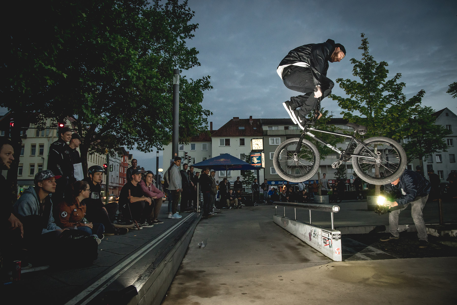 Railrides bei quasi kompletter Dunkelheit zu machen, erfordert schon eine Menge Vertrauen in die eigenen Fähigkeiten – auch, wenn das Rail so wie am Kesselbrink ein wenig dicker ist. Und als ob das nicht schon gestört genug wäre, hat Daniel Tünte als Abgang auch noch einen 180 Downside Whip gewählt