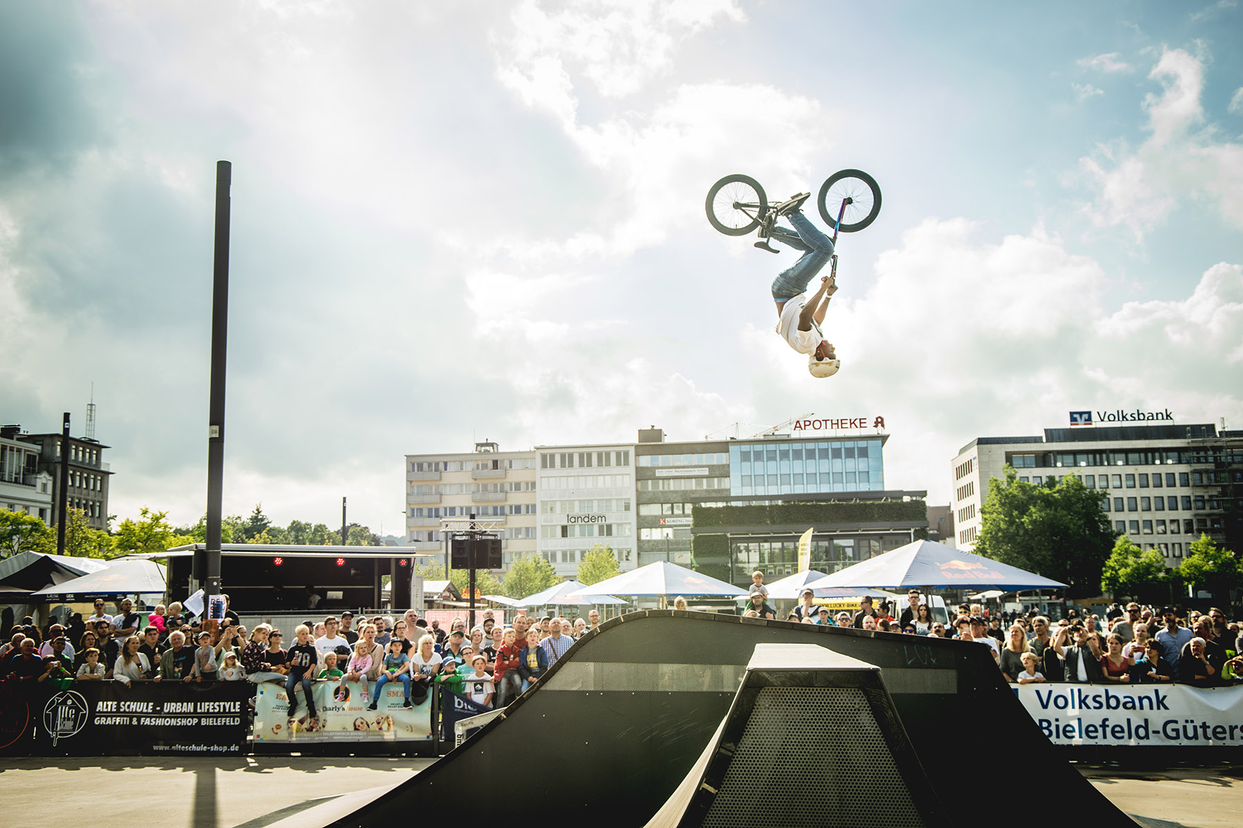 Auf dem Weg zum nächsten Dab streut der Kesselbrinklocal Moritz Freise noch schnell einen Backflip ein