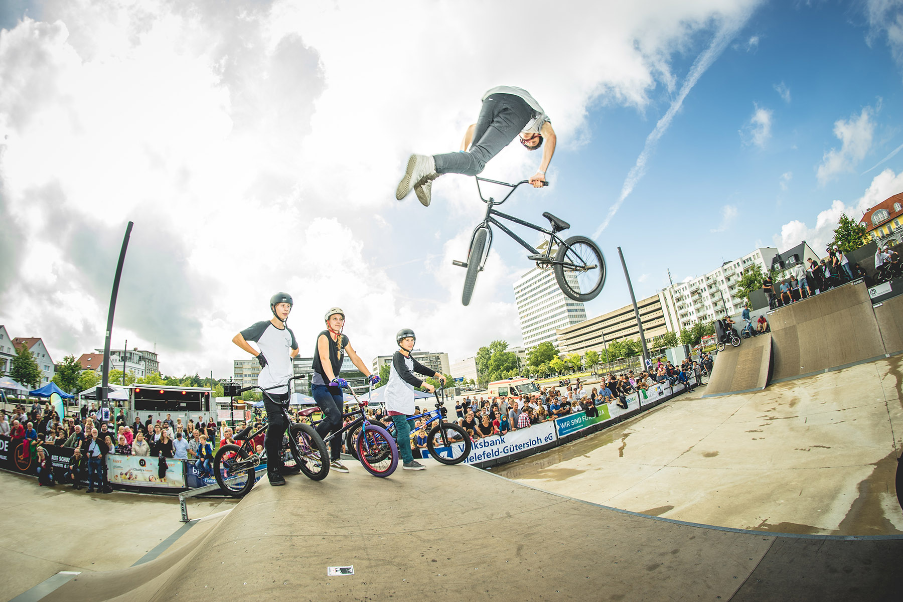 Kaum war der Kesselbrink nach dem Regenschauer am Samstagnachmittag wieder einigermaßen trocken, wirbelte der Bielefeldlocal Philip Ostertag auch schon wieder mit 360 Whips über die Jumpbox