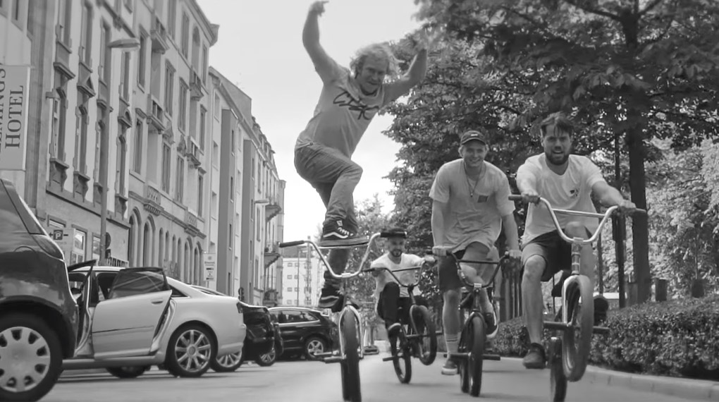 Im Video zu "Ovaload feat. Sean Paul" von Gentleman zeigen die Jungs von der Ciao Crew ein paar Surfers und Manuals auf den Straßen von Frankfurt.