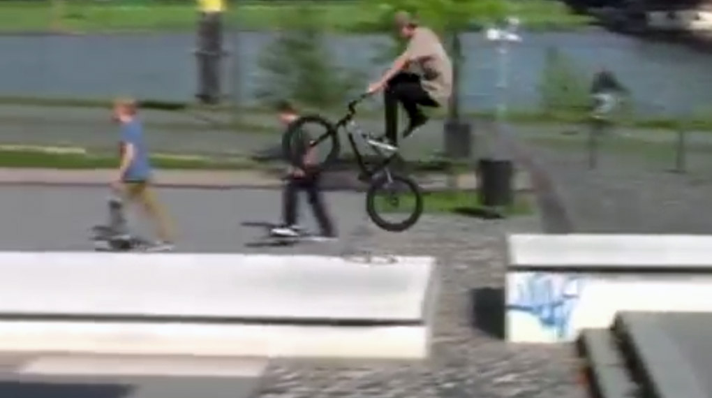 Jannik Pertz verfügt nicht nur über reichlich Radkontrolle, sondern weiß diese auch kreativ einzusetzen. Checkt diese Clips, die er am Kap 686 gefilmt hat.