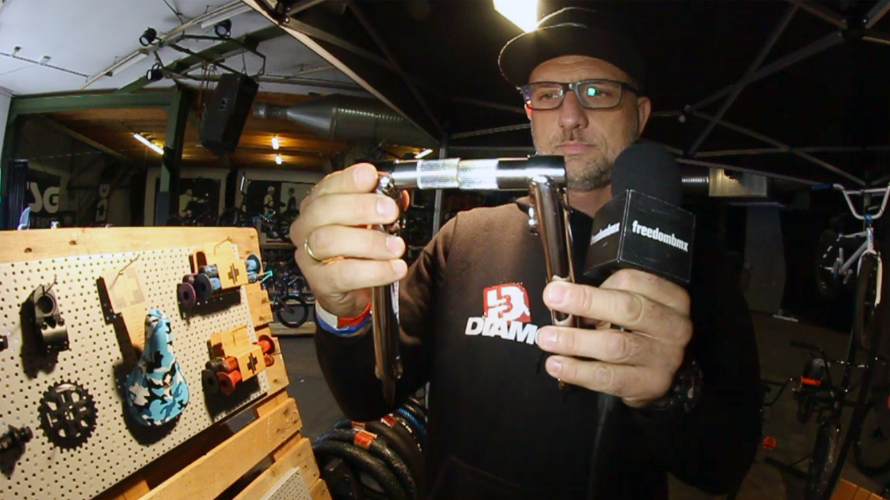 Michael Schaak von G&S Distribution stellt auf der European BMX Trade Show 2017 in Münster die Produktpalette der portugiesischen Firma Mutant Bikes vor.