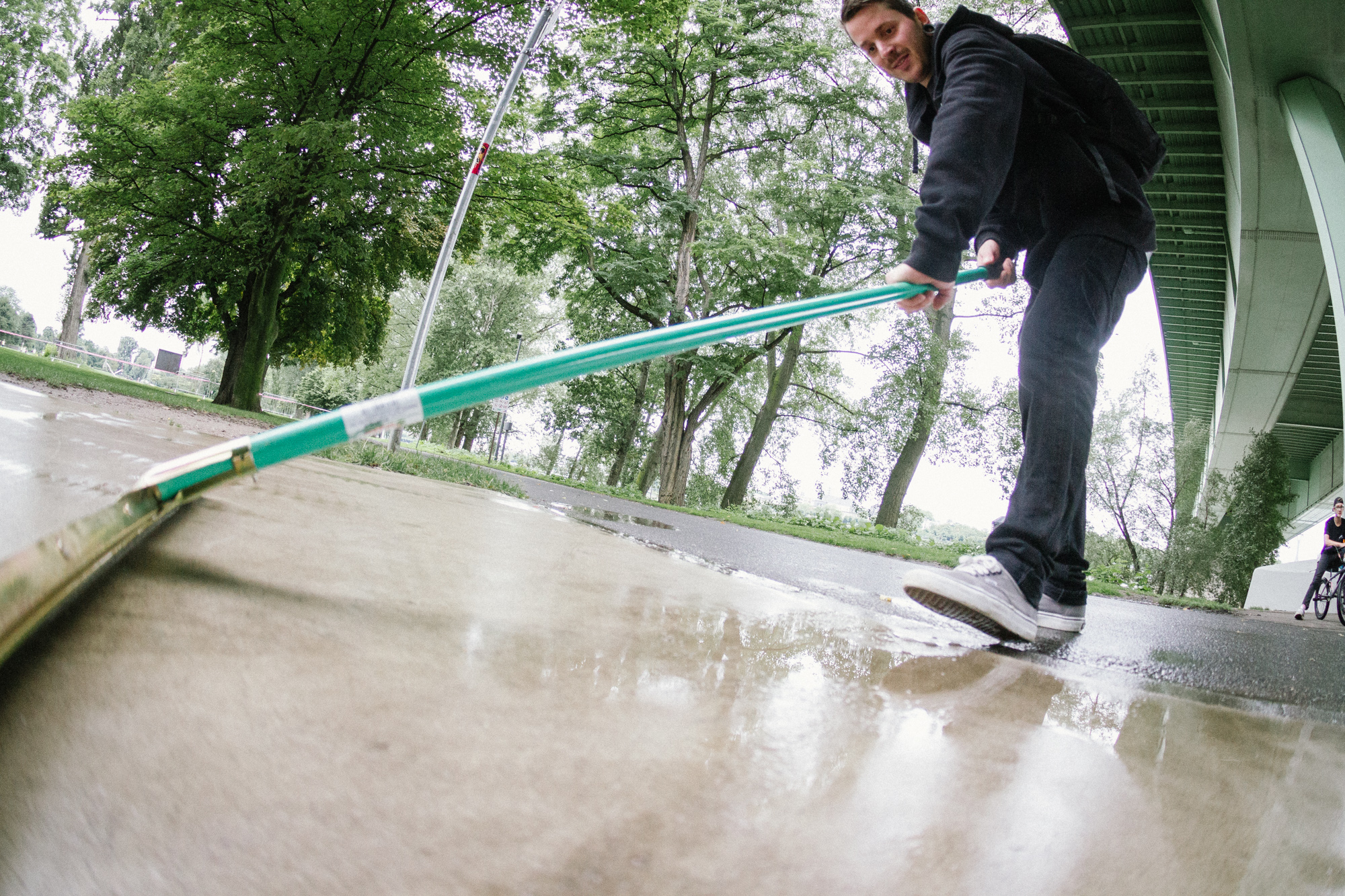 WMT-Kommissär Martin Kiesewetter legte selbst mit Hand an, um die Wettkampfstrecke in einen ordnungsgemäßen Zustand zu versetzen