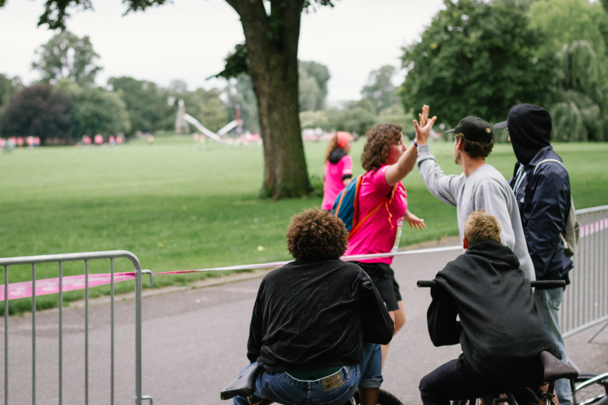 Simon Minor verteilte High 5s an die Teilnehmerinnen des an der Zoobrück vorbeiführenden Women