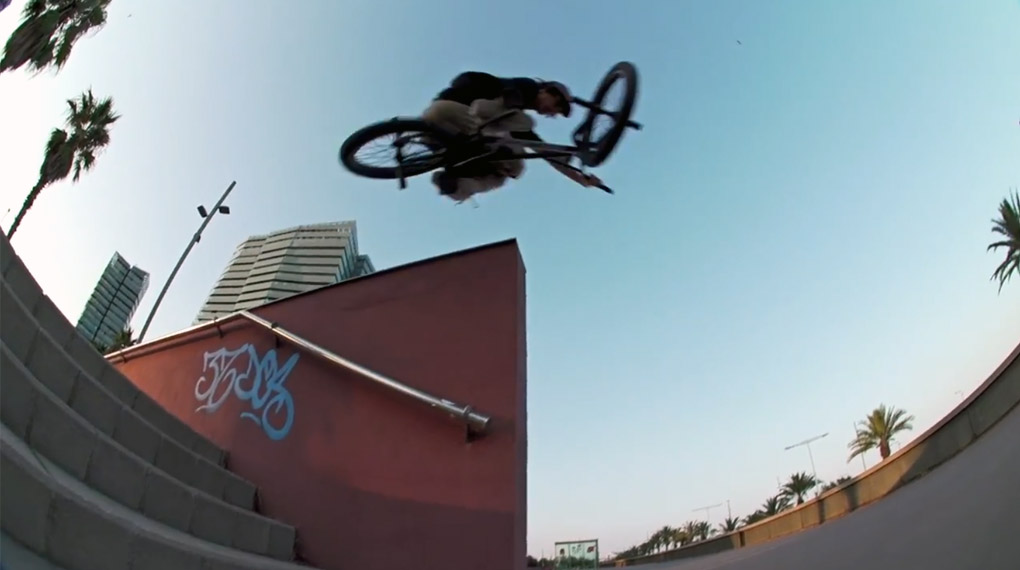 Das neue Video von Simone Barraco ist online, da sollte man sich nicht damit aufhalten, den Begleittext zu lesen, sondern unverzüglich auf "Play" klicken!