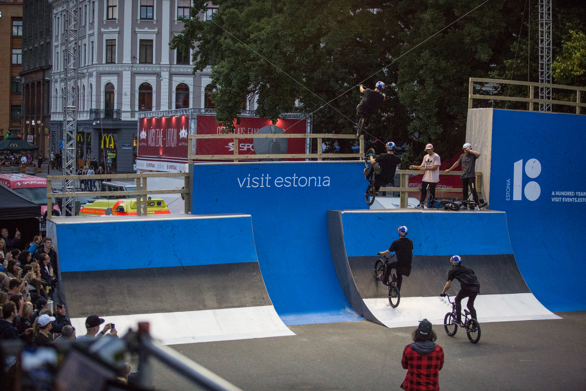 Beim ersten Versuch ist Daniel Wedemeijer über den Zaun geflogen. Zum Glück konnte er sich gerade noch so am Geländer festhalten