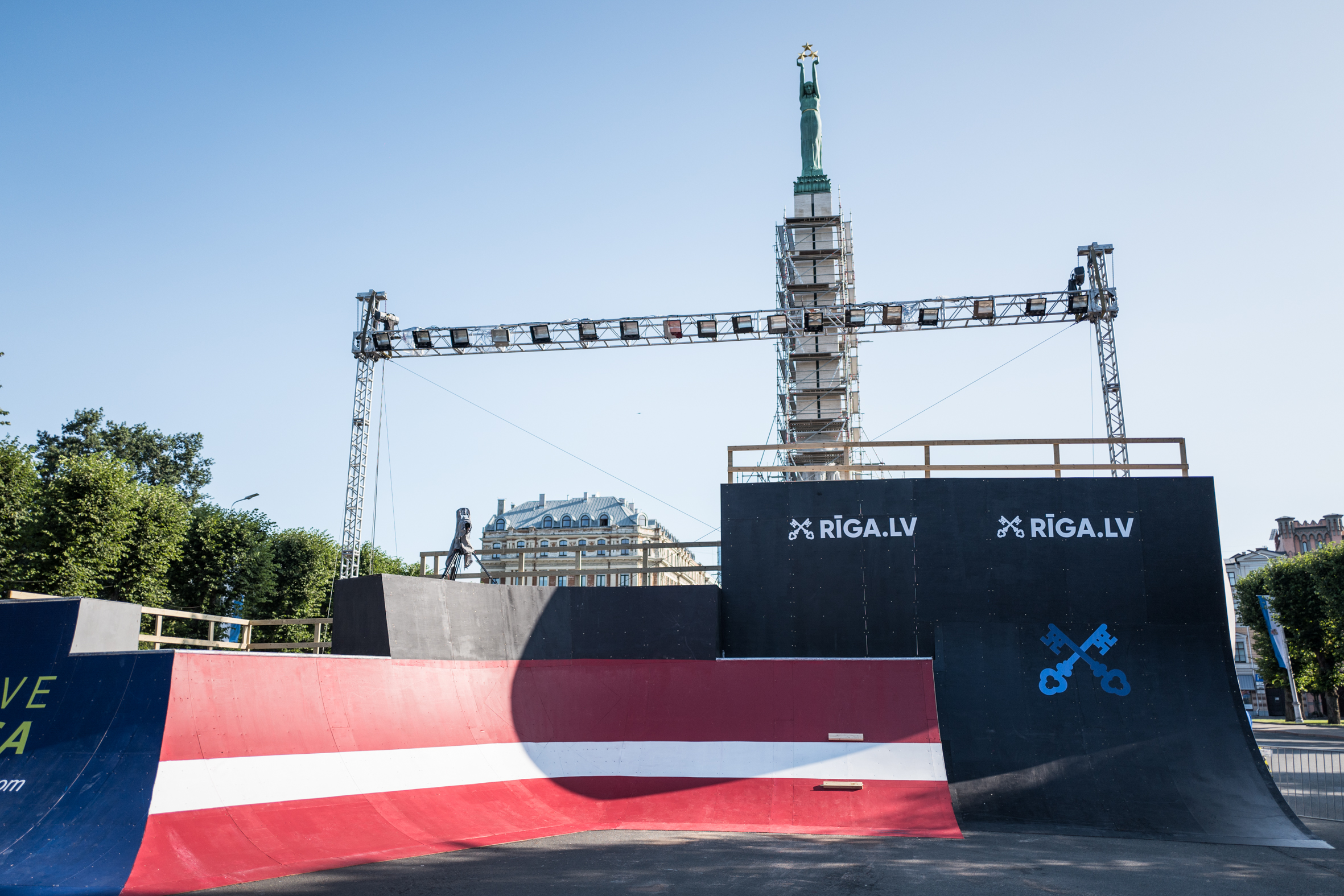 Der Parcours für die Simple Summer Session wurde direkt vor dem Freiheitsmonument in der Innenstadt von Riga aufgebaut