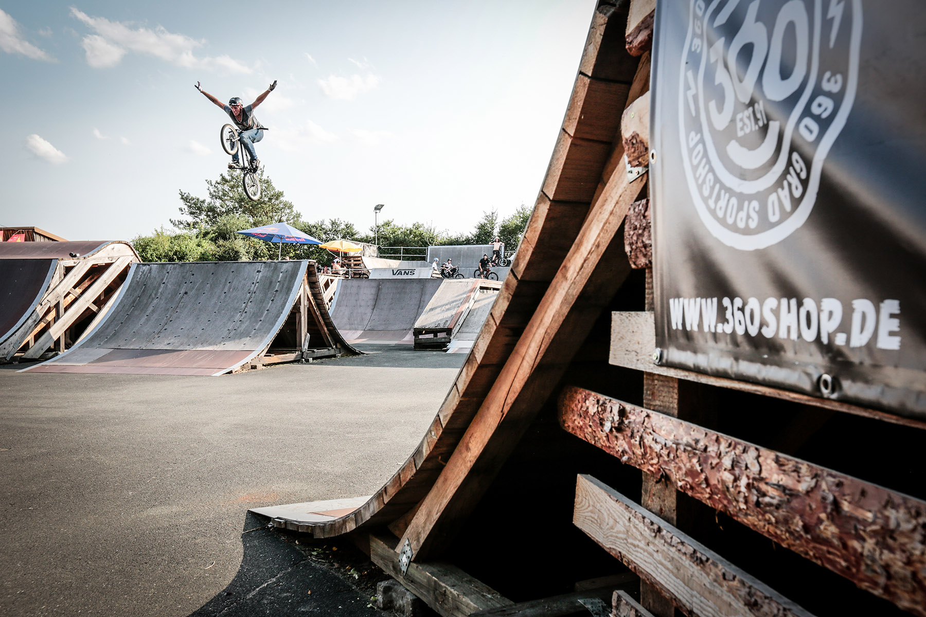 Daniel Austen, Nohander bis zum Anschlag über die Spine im Skatepark Wendelstein