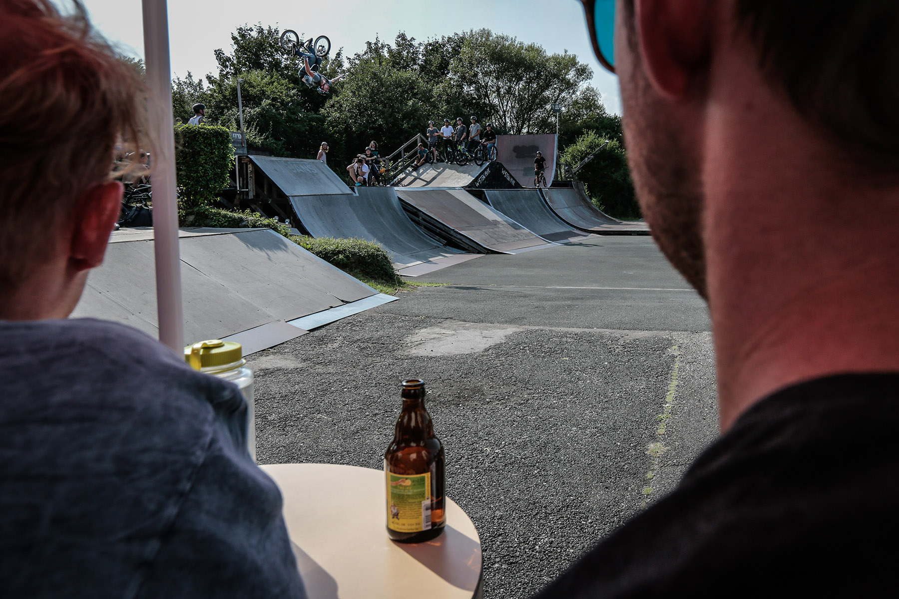 Gekühlte Hopfengetränke und Step-up-Action gehören im Skatepark Wendelstein einfach zusammen: Daniel Austen, No Handed Backflip
