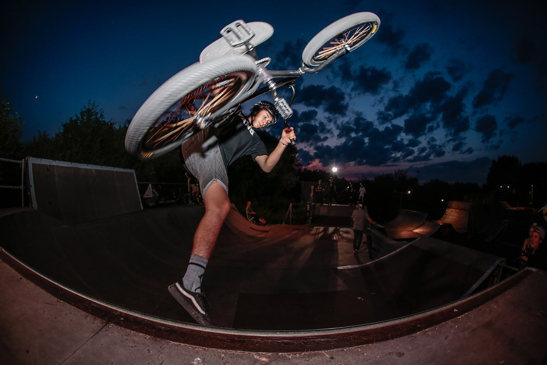 Marius Seidel fährt während der Nightsession seine Krähten aus