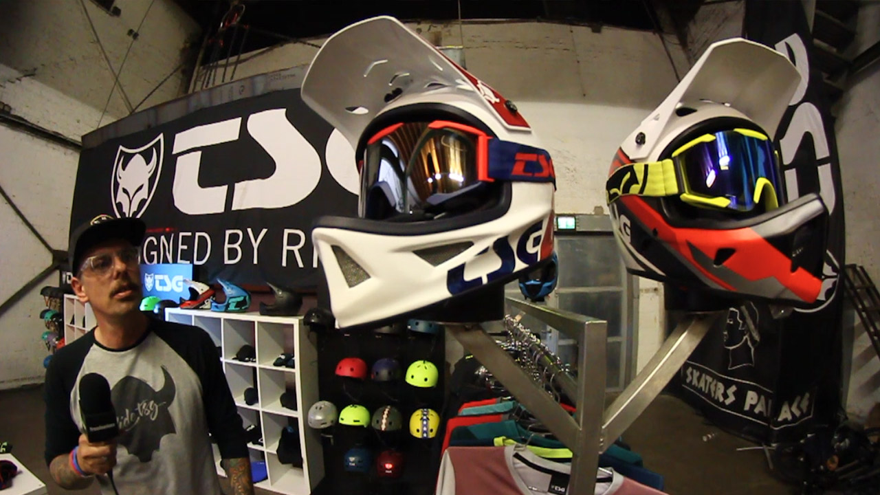 Arne Lübke von 24/7 Distribution führt uns auf der European BMX Trade Show 2017 im Skaters Palace durch das Programm von TSG.