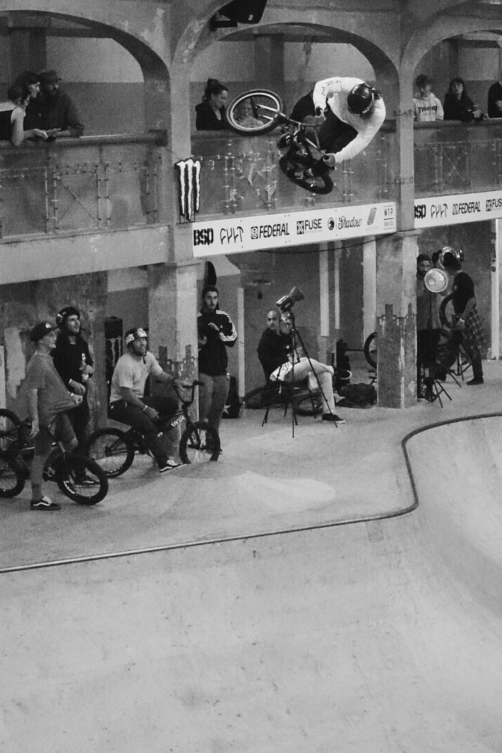 Und noch mal Matt Cordova, diesmal mit einem amtlichen Euro Table über die Hip