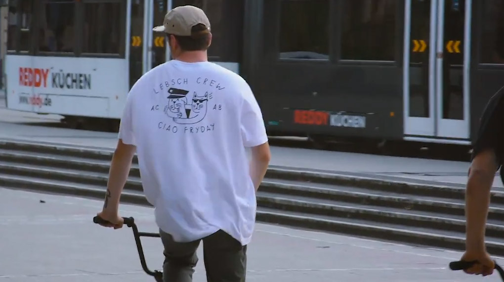 Bruno Hoffmann, Sebastian Anton, Dima Prykhodko & Merlin Czarnulla fahren die neuen "All Cats Are Bastards"-Shirts von der Ciao Crew in Frankfurt spazieren.