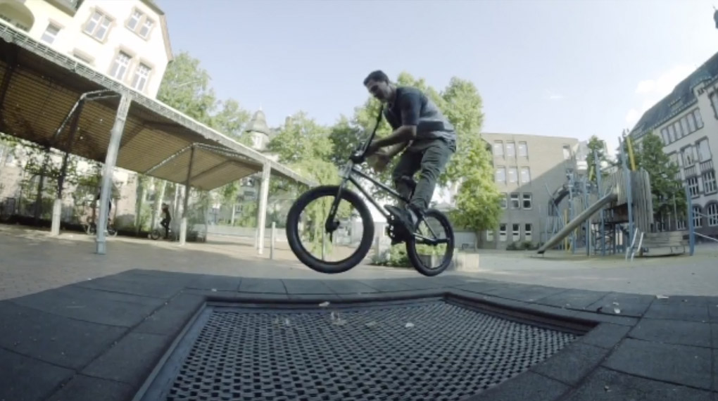 Hafenpark, Grindsport, Trampoline: Für Webisode Nummer 18 hat sich Robin Kachfi mit ein paar Freunden in Frankfurt umgesehen.