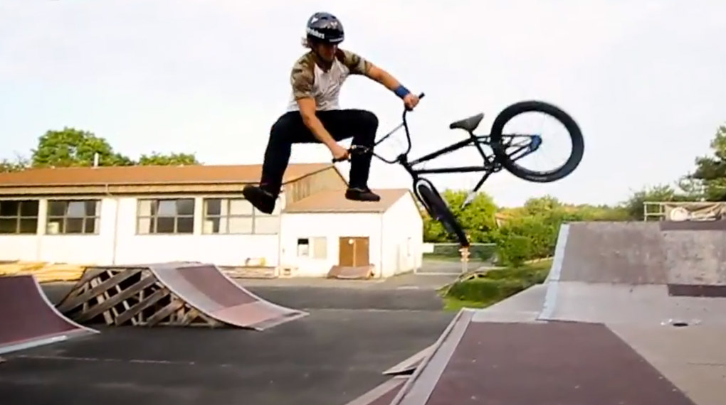Jonas Lindermair hat ein beachtliches Trickrepertoire on lock. Hier kannst du dich selbst davon überzeugen, was der Rampenfahrer aus Aichach so drauf hat.
