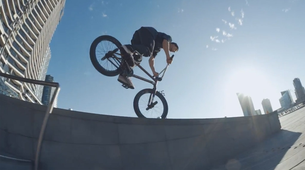 Jordan Godwin, Felix Prangenberg und Ed Zunda haben ihren wethepeople-Teamkollegen Sam Waters zum #bmxday 2017 in Melbourne besucht.