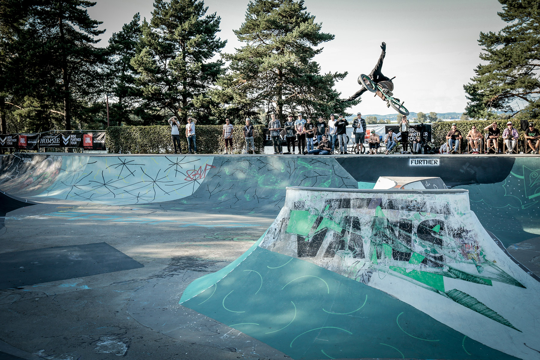 Alex Hiam, No Handed 360 über die Spine im Skatepark von Hard