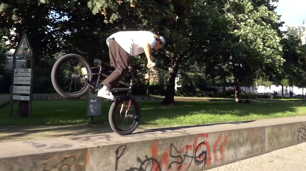 Nozza game strong! Robert Tkalcec fährt die Nose Collection von Autum Bicycles mit einer Extraportion Gleichgewicht auf einer Ledge in Berlin spazieren.