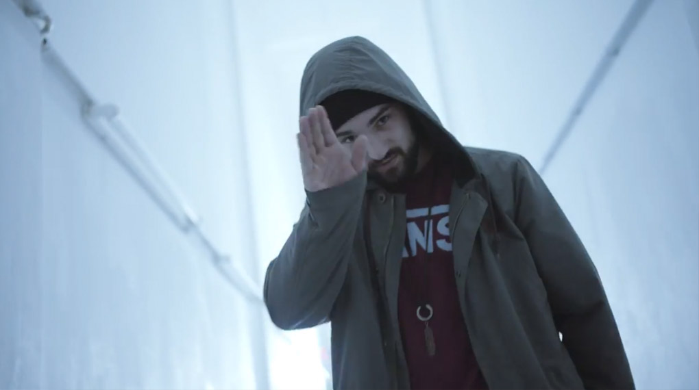 Kleingeld ist scheiße und seine Kirche ist der Bass: Hier entlang für das Video zu "Coins", dem neuen Track von Yung Yuchi aka Daniel Juchatz.