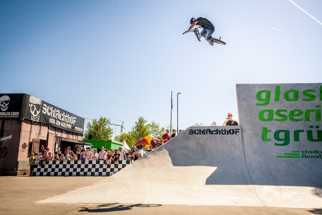 Daniel Juchatz schnuppert Höhenluft auf der neuen Betonhip im Schlachthof, die im Sommer 2017 fertiggestellt wurde