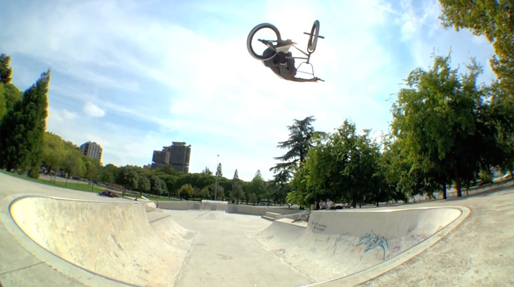 Courage Adams zeigt in diesem Video, dass er nicht nur ein begnadeter Techniker ist, sondern auch kein Problem damit hat, mal Höhenluft zu schnuppern.