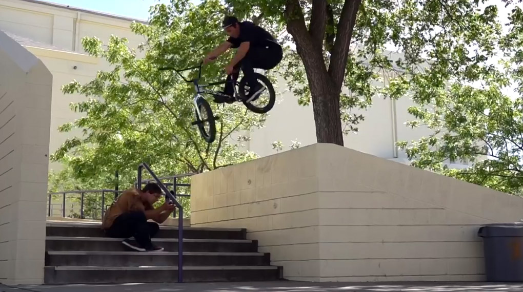 Dan Kruk und Jesse Romano haben sich für wethepeople in Fresno umgesehen. Im Video dazu gibt es unter anderem einen Fakie Pegs to 540 Cab zu bewundern.