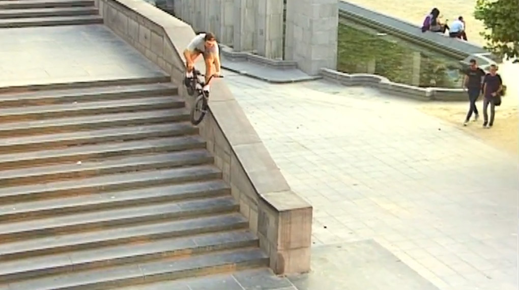 Fabian Bader, Raphael Jeroma-Williams und Mitch McDonald haben den Dethleff-Bus reaktiviert und sind damit 14 Tage lang durch Frankreich und Benelux getourt