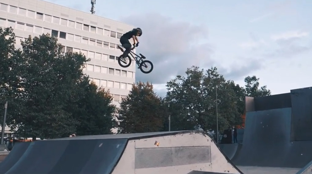 Obwohl Lennox Zimmermann erst 10 Jahre alt ist und in diesem Video ein 16"-BMX-Rad fährt, stößt er bereits in unglaubliche Höhen vor.