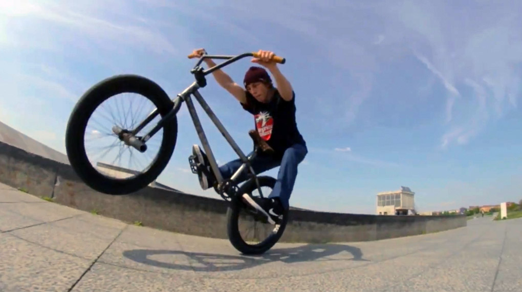 Dafuq?!? Robert Tkalcec haut in seinem Welcome-Edit für Autum Bicycles vier Minuten lang unfassbare Balancemoves am Tempelhof Skateplaza in Berlin raus.
