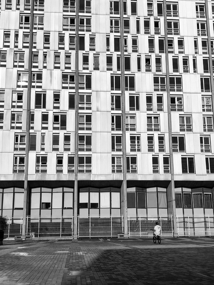 Robin Kachfi in einem der vielen Pariser Banlieus