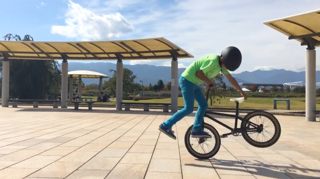 Hier sind zwei hammerharte Flatlandcombos, mit denen sich der achtjährige Takato aus Japan in nur 49 Sekunden in unsere Herzen gewirbelt hat.