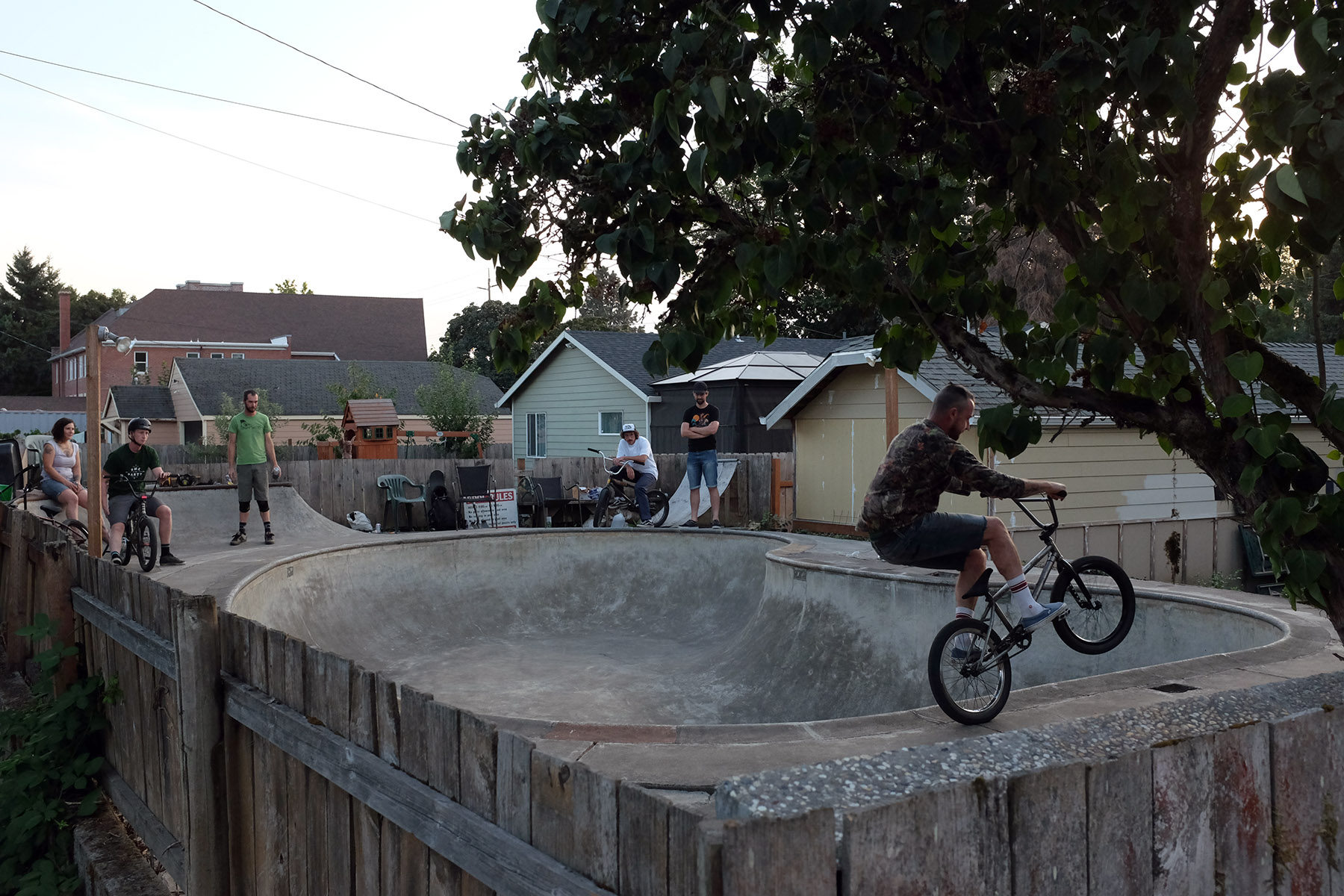 Manual Mike in einem Backyard Pool in Salem, OR. Montana (@montana_styler) war so nett, uns in den Garten seines Nachbarn. der selbst nicht da war, zu führen, und danach noch zu einem 1A BBQ in seinem eigenen Garten zu laden