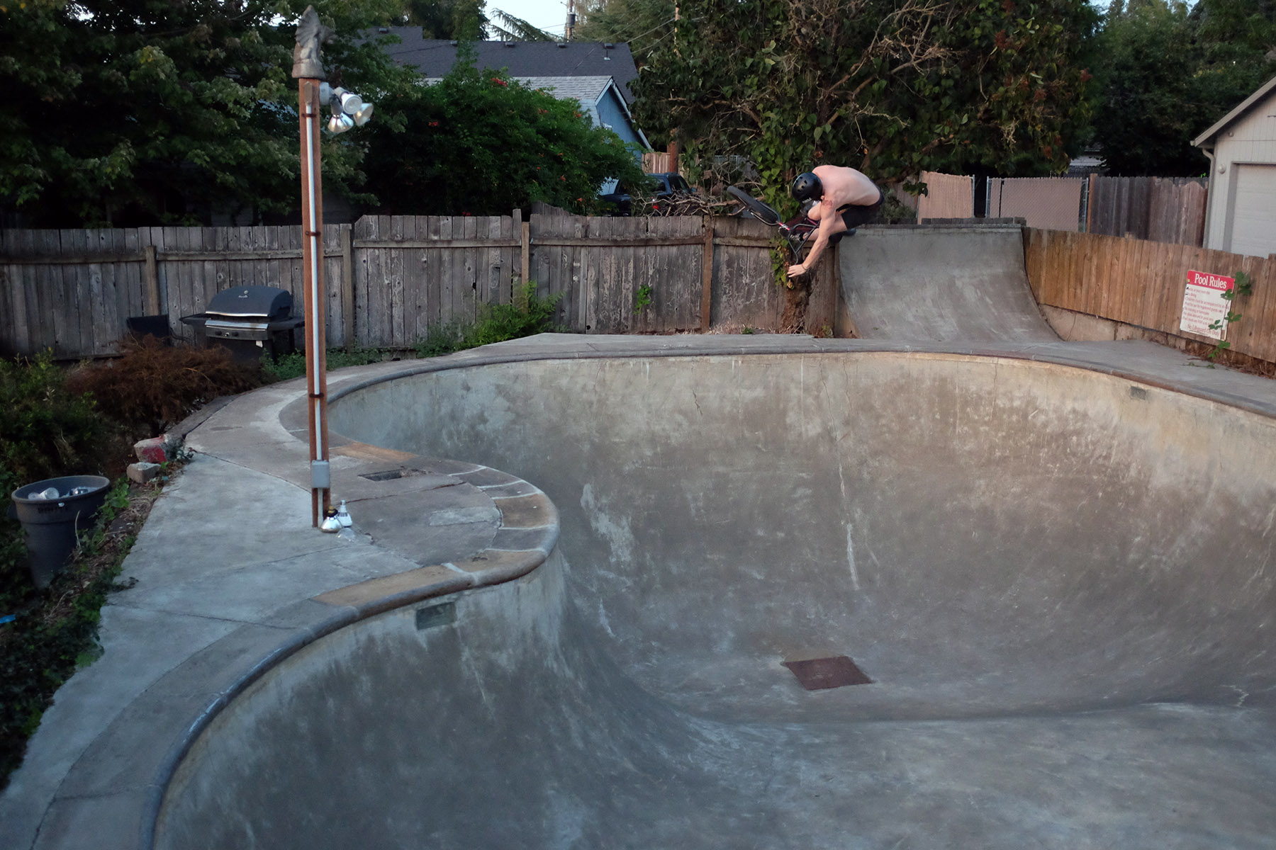 Torben legt im Deepend des Pools seine Karre flach