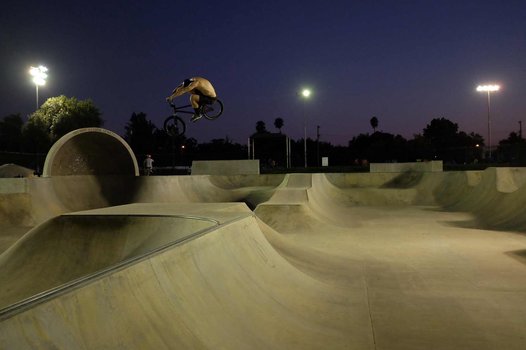 Session zu viert für 4vier Stunden und gefühlt nur 10% des Parks genutzt: Torben tuckt eine der ca. 5.000 Hips im wahnwitzig riesigen Fresno Bike Park