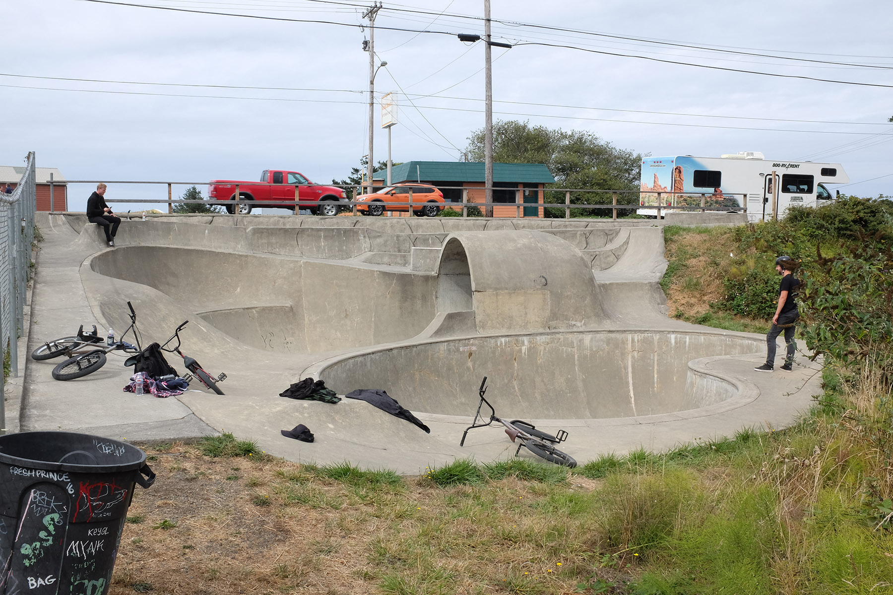 Der Gold Beach Skatepark in Oregon liegt direkt an dem U.S. Highway 101, der die gesamte Westküste am Meer runterläuft