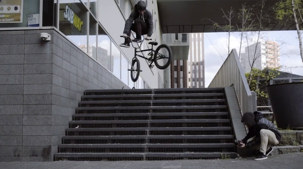 Egal ob vor oder hinter der Kamera, Robin Kachfi ist derzeit schwer am Brennen. Hier ist sein neues Video für Radio Bikes mit dem treffenden Titel #Voyage.