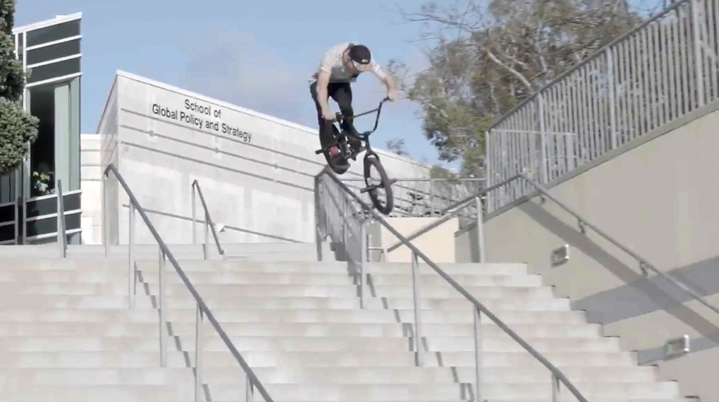 In Folge 20 der "Saturday Selects"-Reihe von Kink BMX attackiert Dan Coller ein paar amtliche Handrails. Hier geht