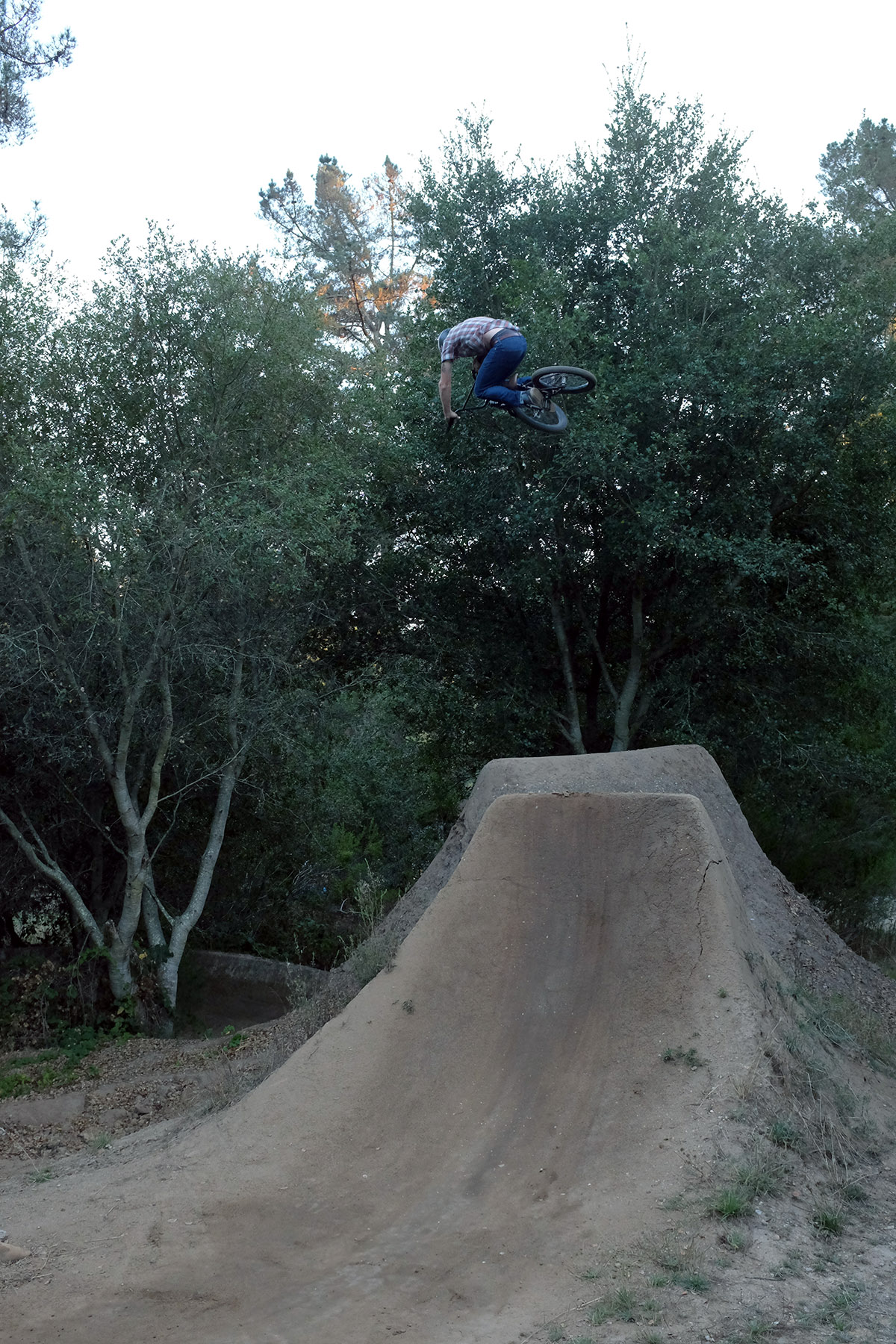 Jackson Allen (@sasquatchcanyon) an den Freedom 40 Trails in Santa Cruz. Vielen Dank an die Locals für die Session mit BBQ und einer wilden Nacht in Santa Cruz, die mit einer Afterhour im Wohnmobil mitten in einem Wohngebiet endete. Viel zu früh morgens kam eine (heiße) Polizistin und hat uns endgültig weggeschickt