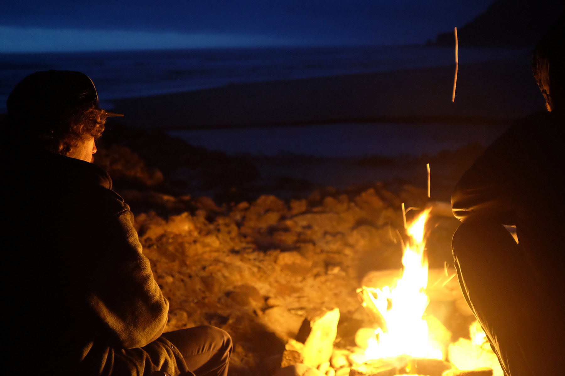 Lagerfeuerromatink irgendwo an der Küste von Oregon