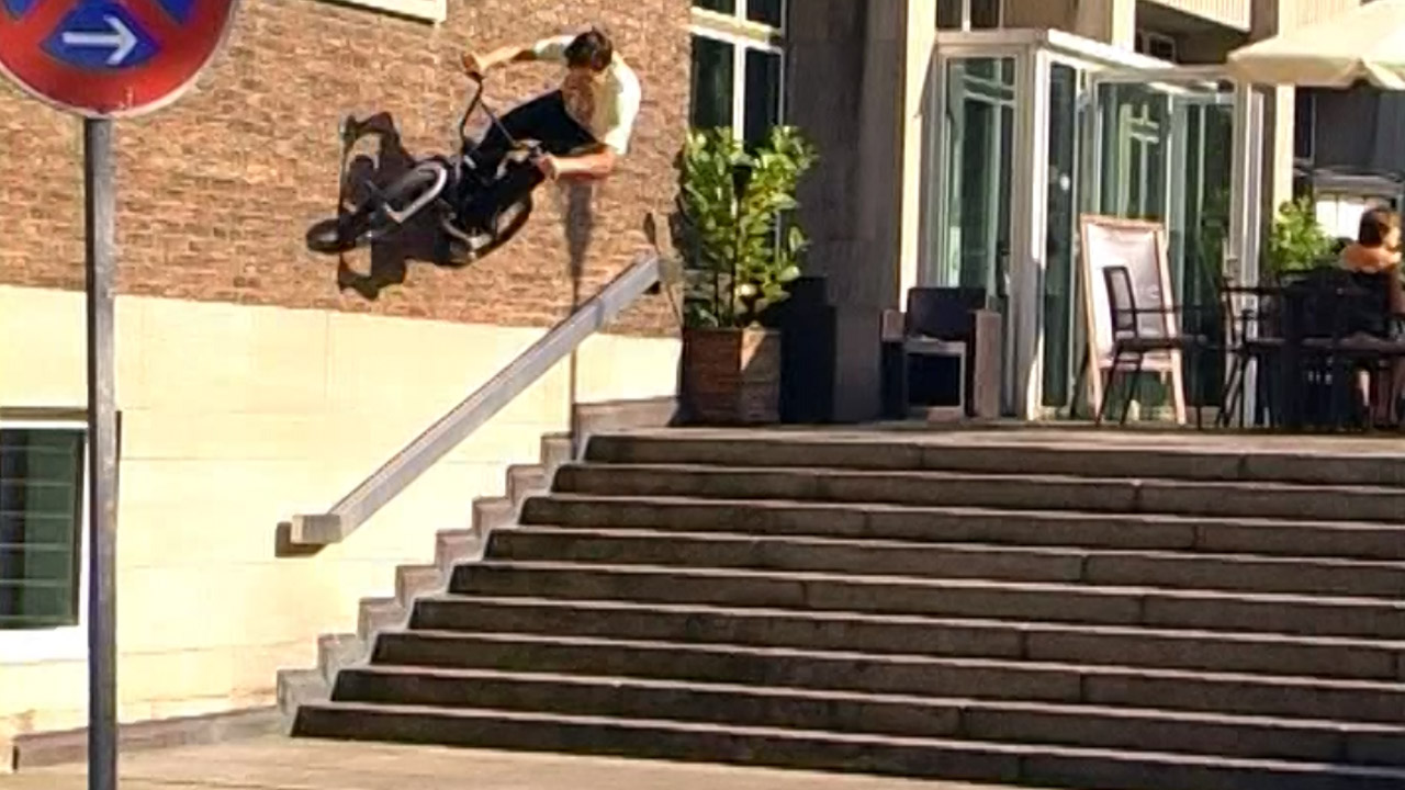 Max Gaertig hat auf der "Bro Cam"-DVD von AllRide BMX Distribution (2009) den Eröffnungspart abgestaubt – und das aus gut Grund. 112!